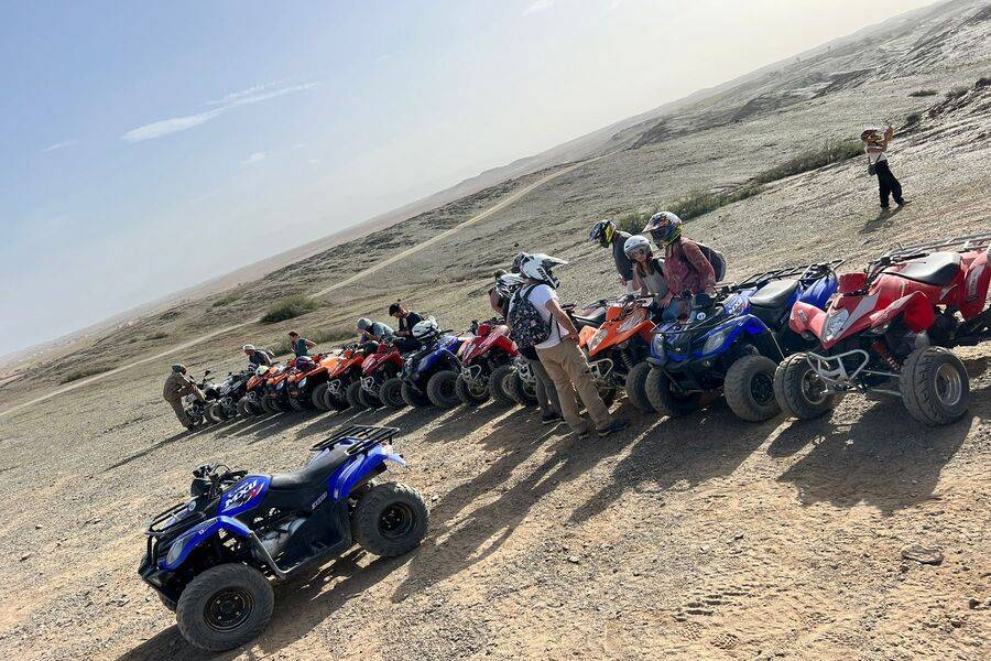 Excursiones en quad y show en vivo y cena en el desierto de Agafay