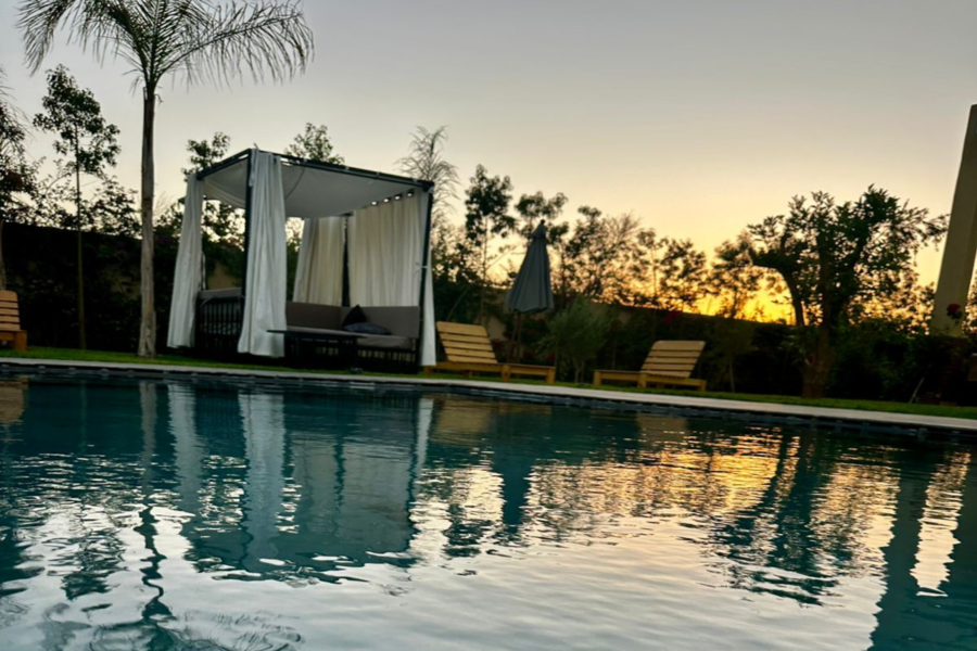 Pase de un día a Marrakech con piscina, almuerzo y transporte incluidos - Relájese