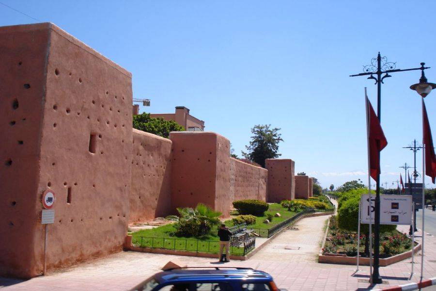 Recorrido por los jardines históricos y las murallas de Marrakech