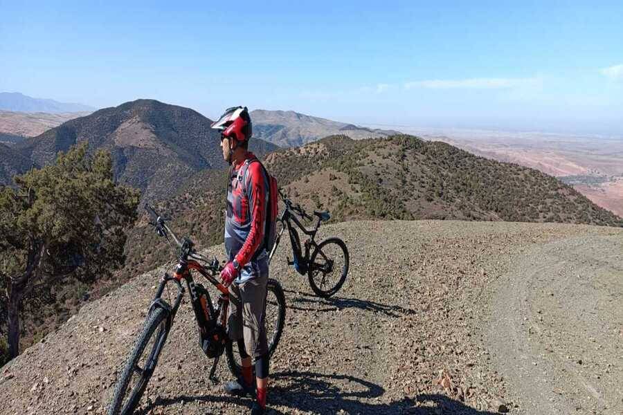Tour en bicicleta a la montaña Atlas y al pueblo bereber desde Marrakech