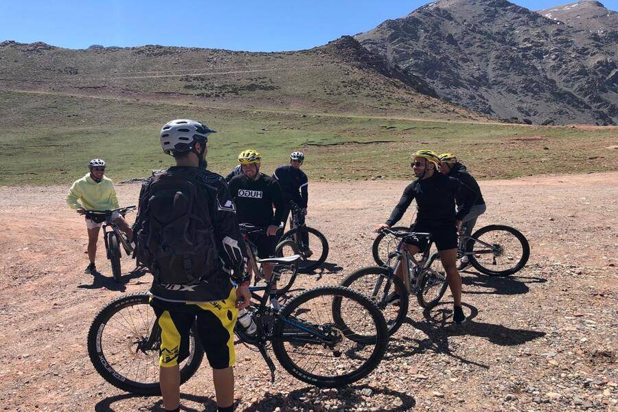 Tour en bicicleta a la montaña Atlas y al pueblo bereber desde Marrakech
