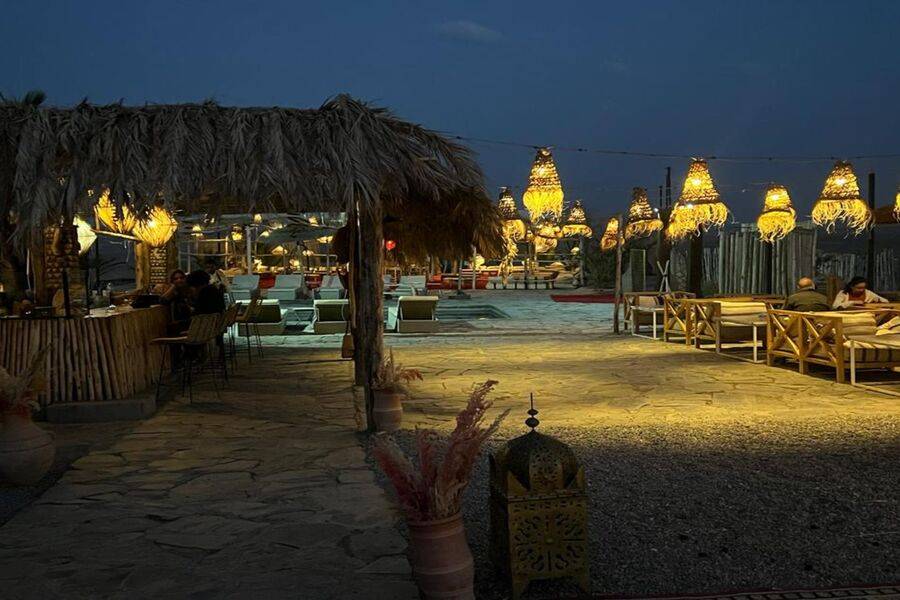 Cena al atardecer en el desierto de Agafay