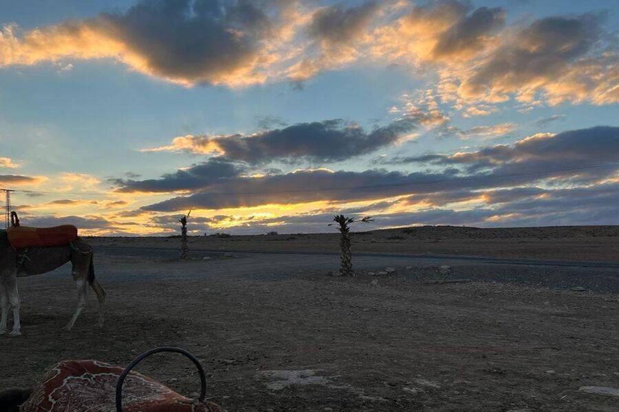Cena al atardecer en el desierto de Agafay