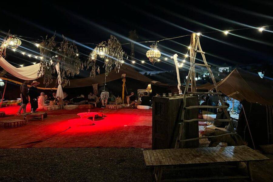 Cena al atardecer en el desierto de Agafay