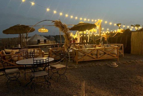 Cena al atardecer en el desierto de Agafay