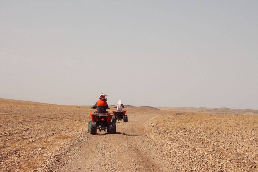 Quad en el desierto rocoso de Agafay desde Marrakech 