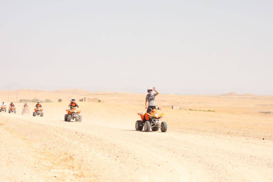 Quad en el desierto rocoso de Agafay desde Marrakech 