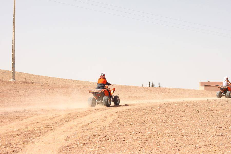 Quad en el desierto rocoso de Agafay desde Marrakech 