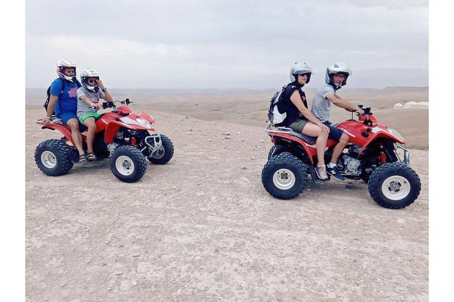 Quad en el desierto rocoso de Agafay desde Marrakech 