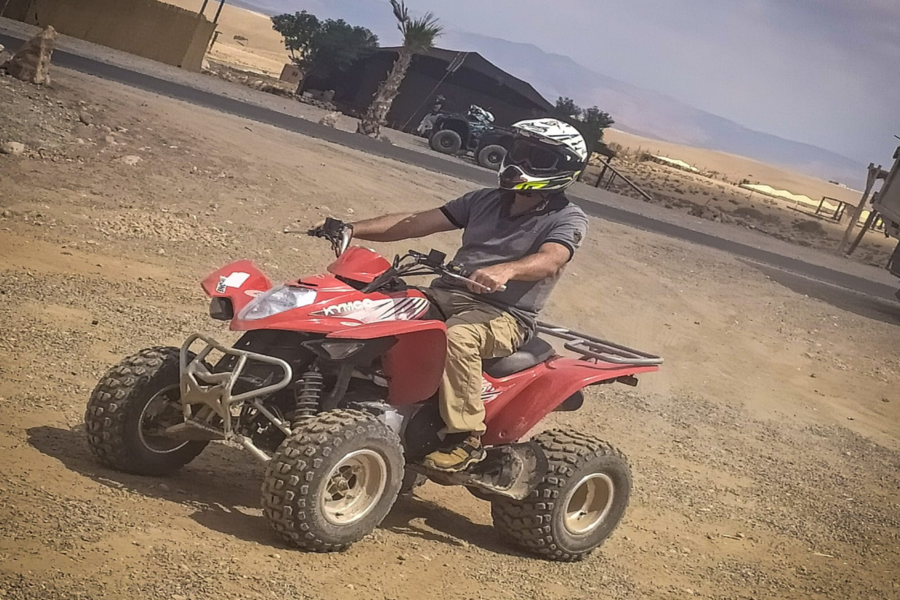 Quad en el desierto rocoso de Agafay desde Marrakech 