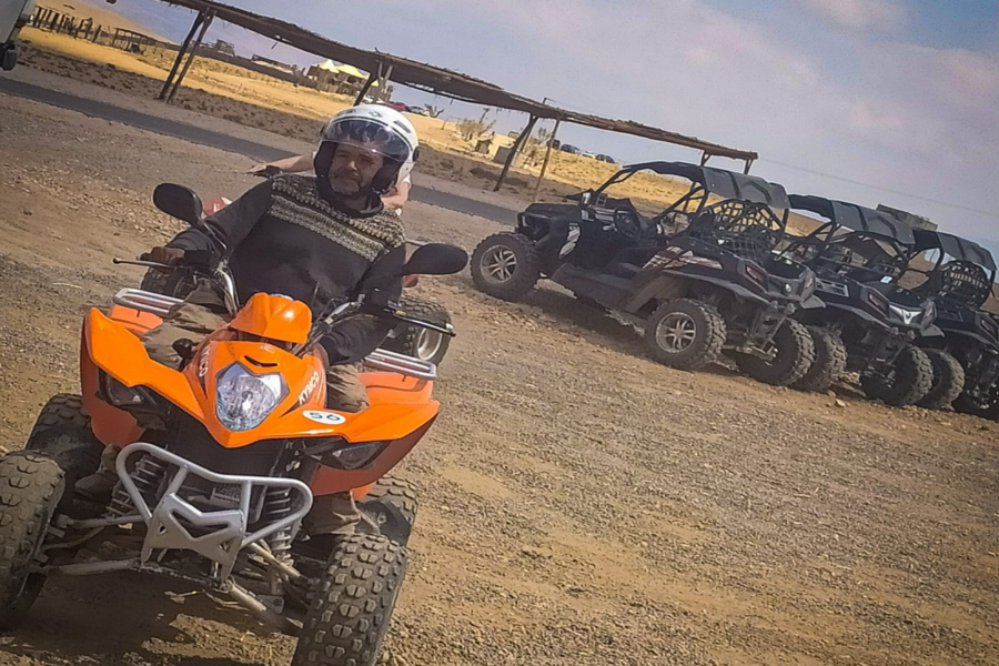 Quad en el desierto rocoso de Agafay desde Marrakech 