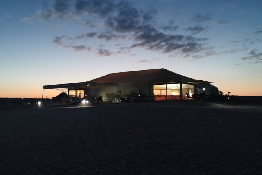 Cena al atardecer en el desierto de Agafay