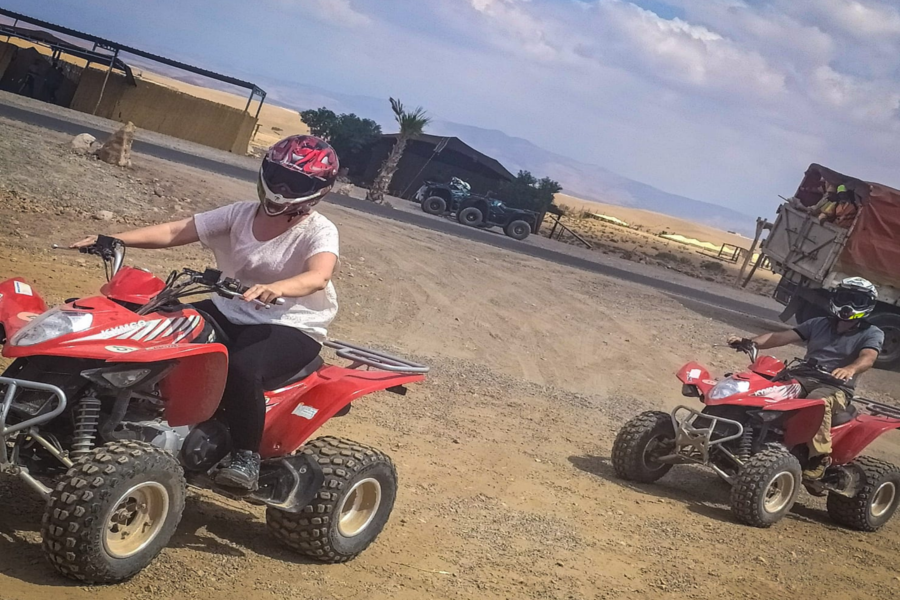 Quad en el desierto rocoso de Agafay desde Marrakech 