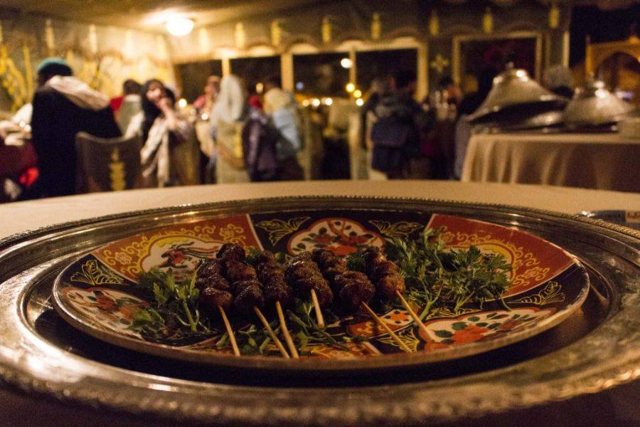 Deliciosa cena con el espectáculo histórico de fantasía y danza.