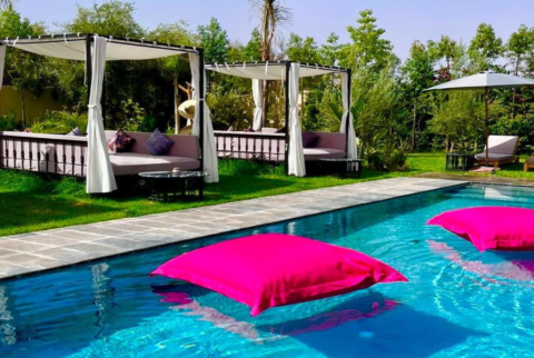 Relájate en nuestra villa soleada: Natación, spa y almuerzo gourmet con impresionantes vistas al Atlas