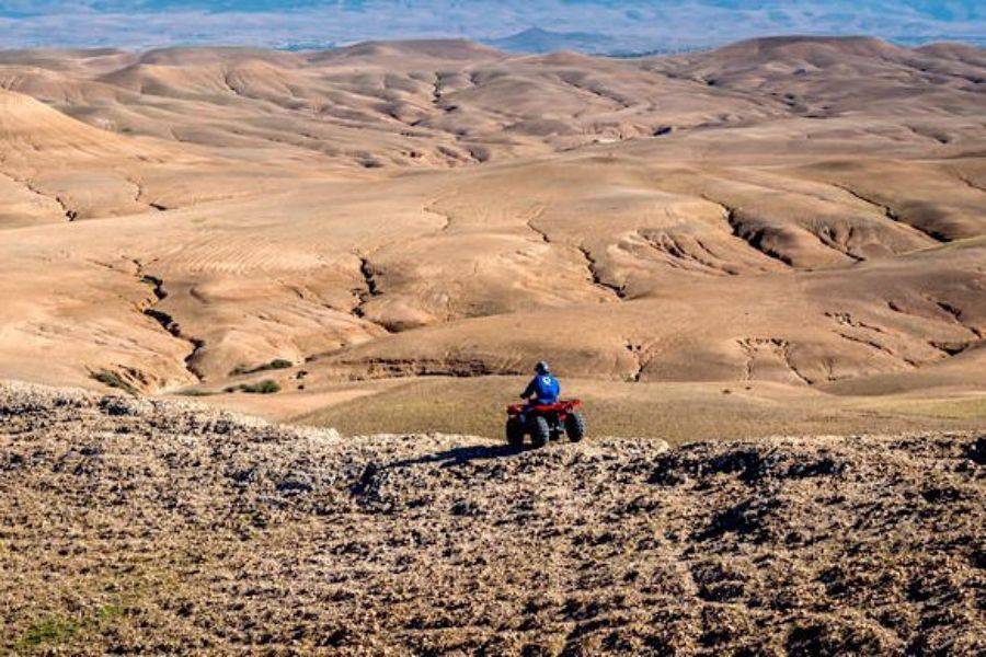 Quad en el desierto rocoso de Agafay desde Marrakech 