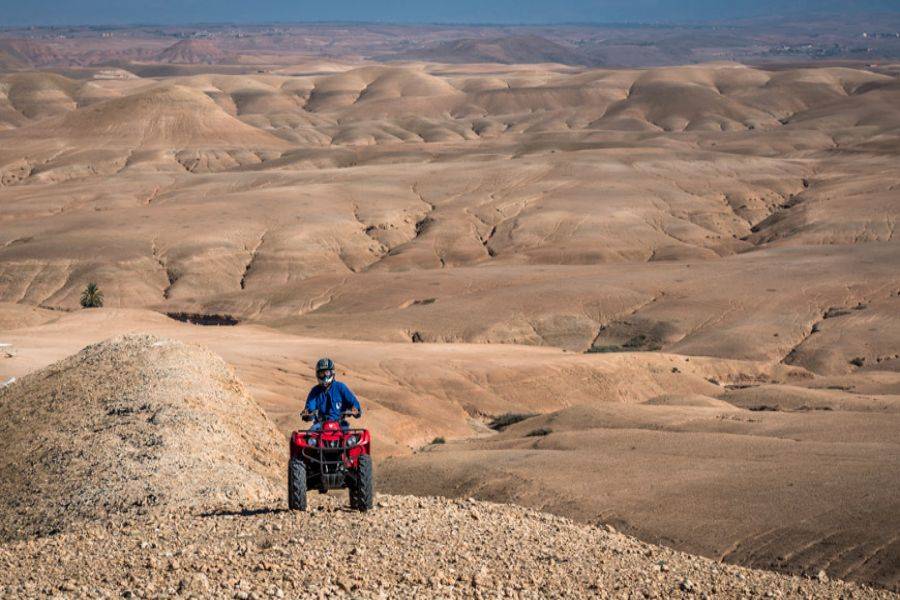 Quad en el desierto rocoso de Agafay desde Marrakech 