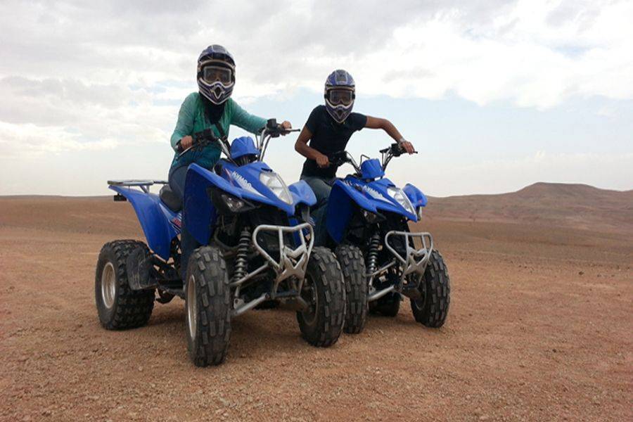 Quad en el desierto rocoso de Agafay desde Marrakech 