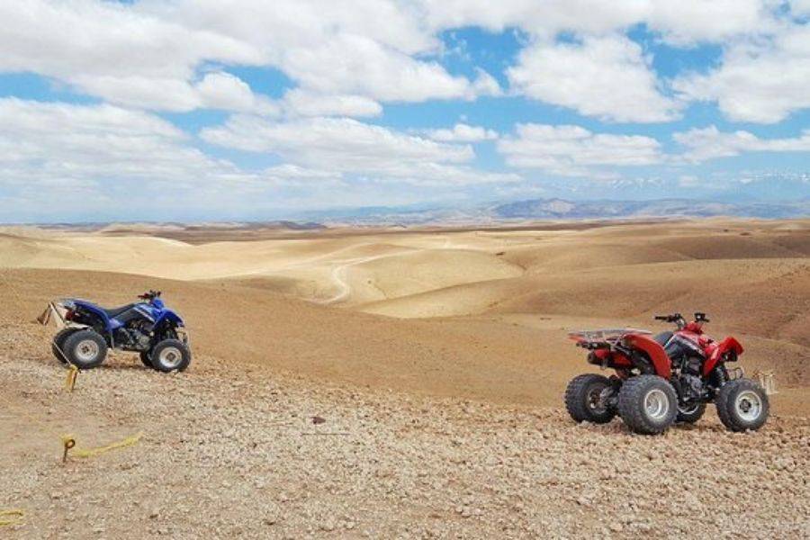 Quad en el desierto rocoso de Agafay desde Marrakech 