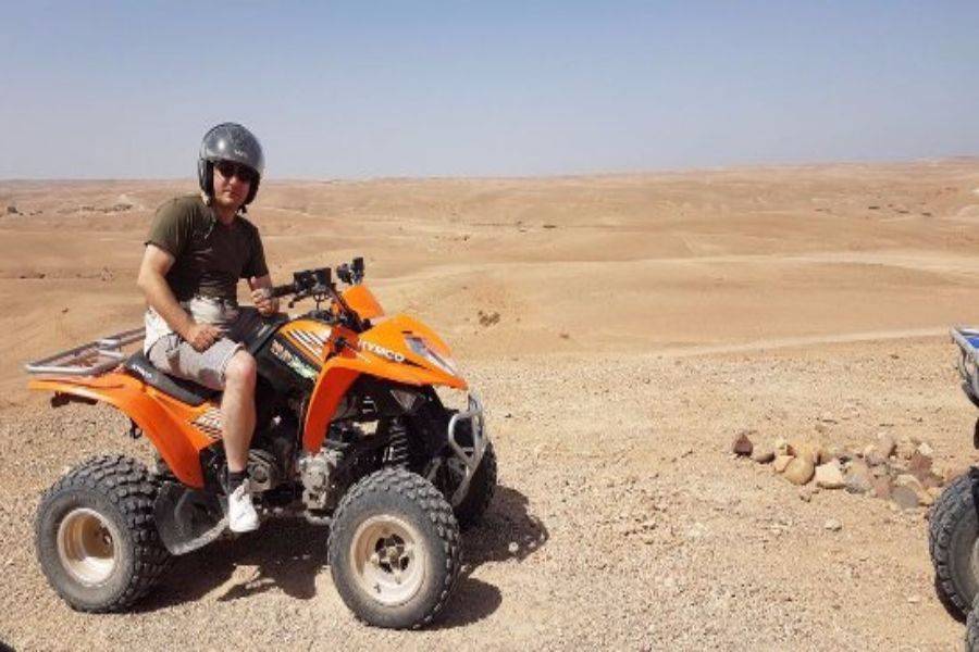 Quad en el desierto rocoso de Agafay desde Marrakech 