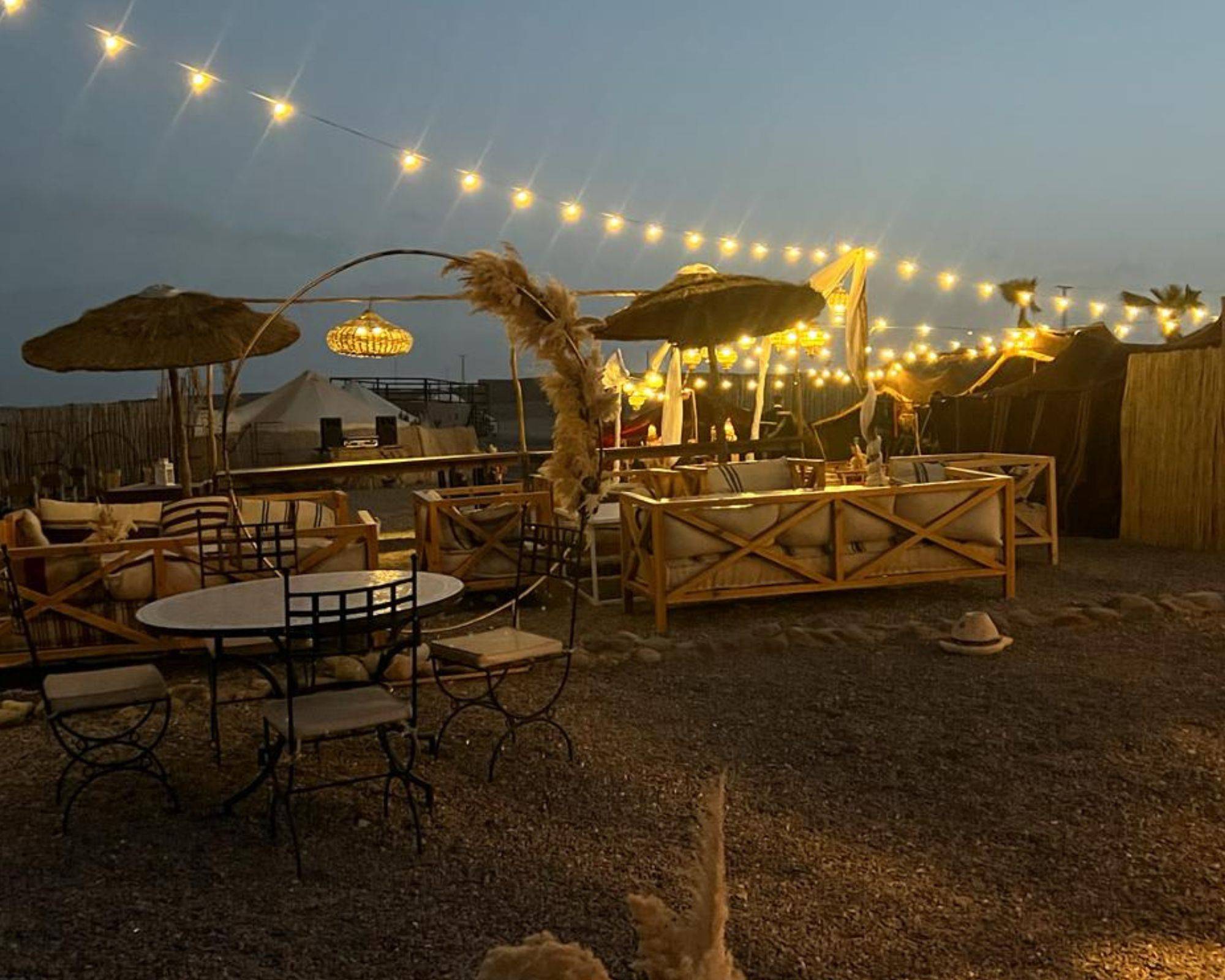 Cena al atardecer en el desierto de Agafay