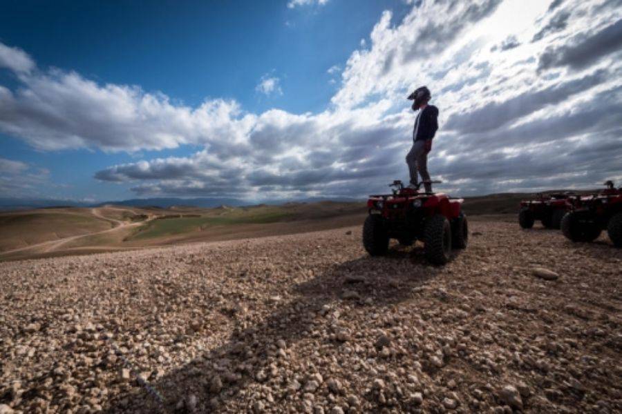 Quad en el desierto rocoso de Agafay desde Marrakech 