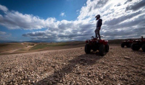 Quad en el desierto rocoso de Agafay desde Marrakech 